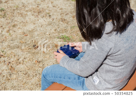  女孩玩無線電控制 50354825