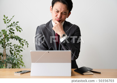 做視頻會議的衣服的人 50356703