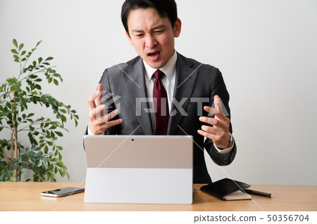 做視頻會議的衣服的人 50356704