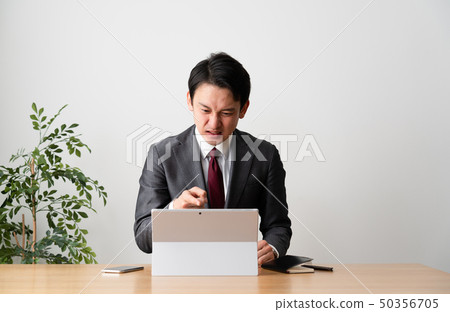 做視頻會議的衣服的人 50356705