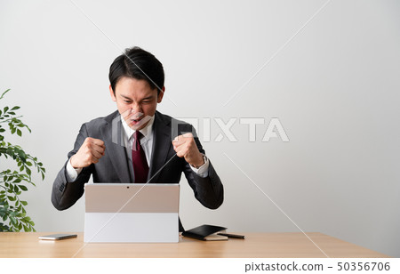 做視頻會議的衣服的人 50356706