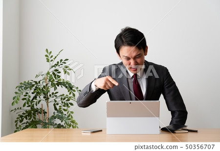 做視頻會議的衣服的人 50356707