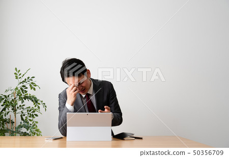 做視頻會議的衣服的人 50356709