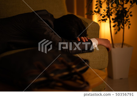 一個穿著西裝回家的男人 50356791