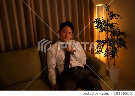 一個穿著西裝回家的男人 50356800