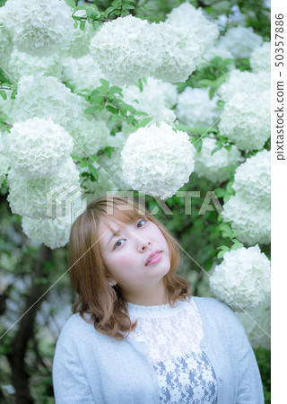 鮮花（莢）和婦女 50357886