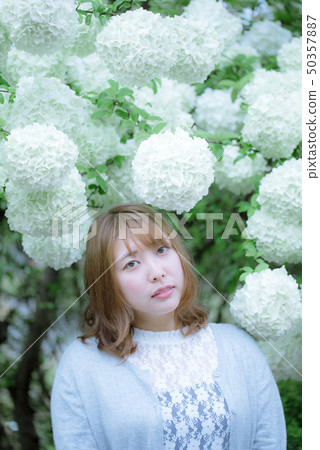 鮮花（莢）和婦女 50357887