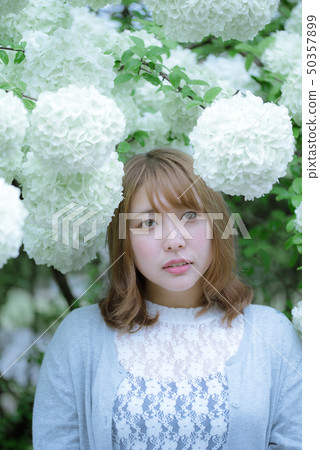 鮮花（莢）和婦女 50357899