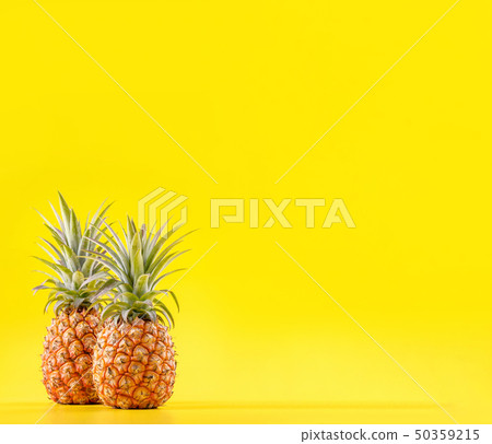 Feng pear yellow background water fruit summer pineapple fruit summer summer pineapple 50359215