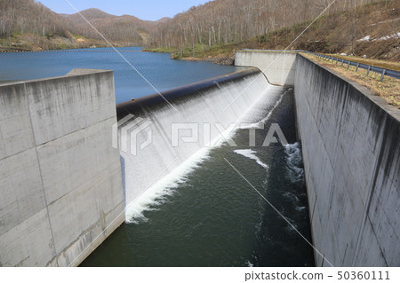 Ochiai Dam Rockfill Dam的洪水 50360111