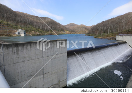 Ochiai Dam Rockfill Dam的洪水 50360114