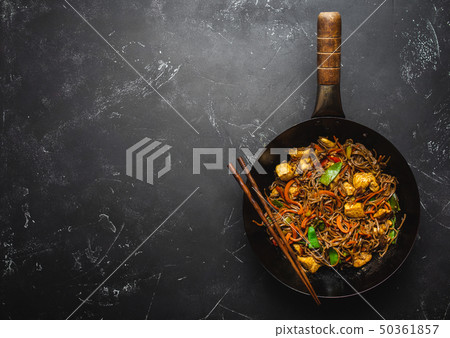 Stir fry noodles with chicken and vegetables 50361857