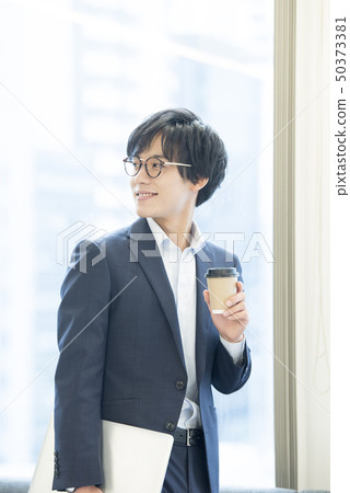 年輕人筆記本電腦 50373381