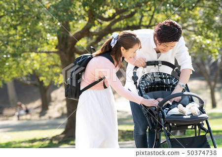 嬰兒車家庭嬰兒公園步行育兒家庭 50374738