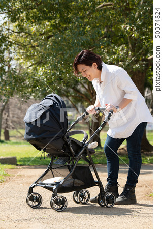 父親推嬰兒車嬰兒公園步行育兒Ikumen 50374824