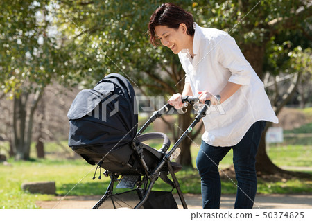 父親推嬰兒車嬰兒公園步行育兒Ikumen 50374825