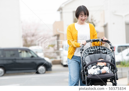 母親和嬰兒出去與嬰兒推車走育兒育兒 50375834