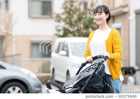 母親和嬰兒出去與嬰兒推車走育兒育兒 母親和嬰兒出去與嬰兒推車走育兒育兒 50375840