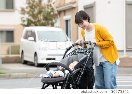 母親和嬰兒出去與嬰兒推車走育兒育兒 母親和嬰兒出去與嬰兒推車走育兒育兒 50375841