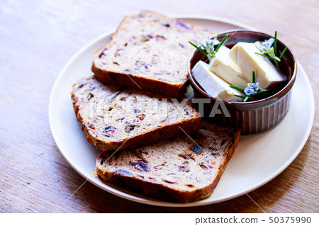 水果和核桃麵包配奶油芝士 50375990