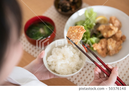 吃炸雞的少婦的手 50376148