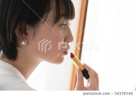 年輕的日本女人繪畫口紅 年輕的日本女人繪畫口紅 50376548
