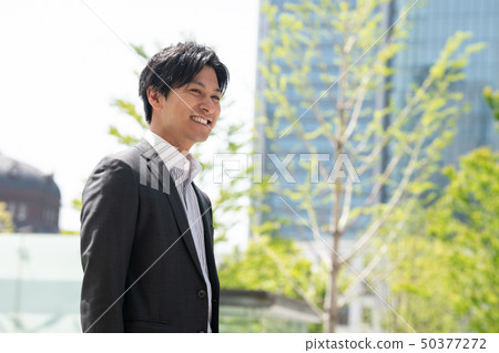 站立年輕的商人戶外 50377272