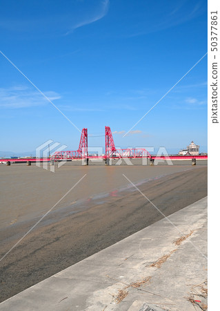 藍天和Chikugo河上升的橋樑的風景 50377861