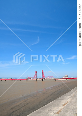 藍天和Chikugo河上升的橋樑的風景 50377862