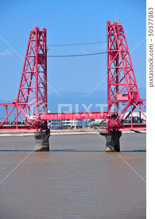 藍天和Chikugo河上升的橋樑的風景 50377863