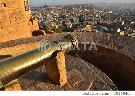 從Jaisalmer城堡看見的都市風景和世界遺產名錄Jaisalmer，印度堡壘美好的日出和大砲 50378403