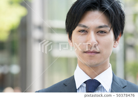 在街角日本人的年輕商人 50378476