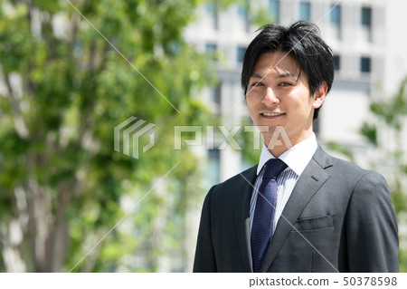 站立在辦公區日本男性的年輕商人 50378598