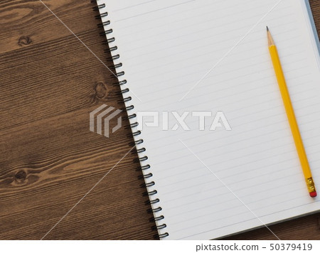白色筆記本和鉛筆 白色筆記本和鉛筆 50379419