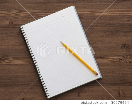 白色筆記本和鉛筆 白色筆記本和鉛筆 50379434