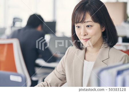 辦公室工作的女人 辦公室工作的女人 50383128
