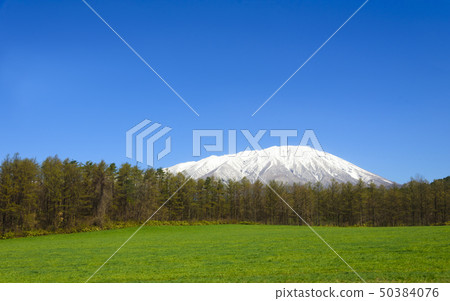 Mt. Iwate and the landscape of the farm (Shizukuishi-cho, Iwate Prefecture) Mt. Iwate and the landscape of the farm (Shizukuishi-cho, Iwate Prefecture) 50384076