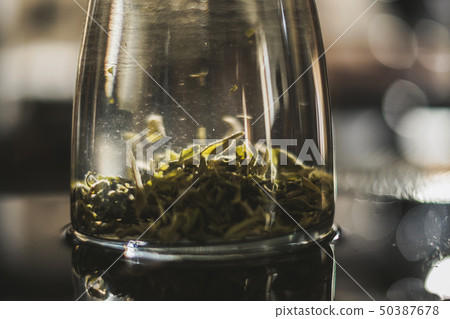 Vertical brewing of a tea 50387678