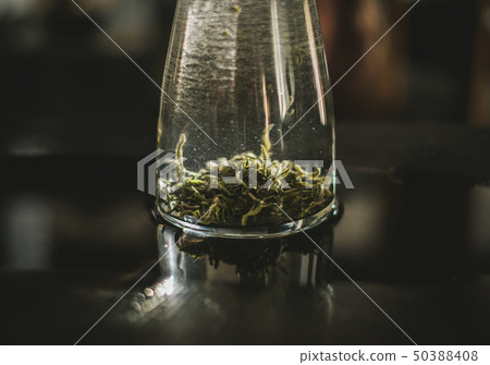 Vertical brewing of a tea 50388408