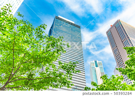 有藍天和綠色的摩天大樓 50393284