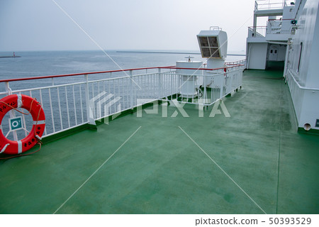 在離開青森港之前，津輕海峽渡輪藍海豚的甲板 50393529