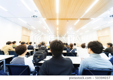 聽一個介紹的青年人在會議室 50394037