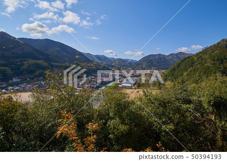 島根的Tsuwano(San-in的小京都)從Taikoku Valley Inari Shrine的Shinmon門看Tsuwano鎮 島根的Tsuwano(San-in的小京都)從Taikoku Valley Inari Shrine的Shinmon門看Tsuwano鎮 50394193