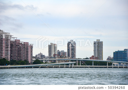 從海上查看環形公路和建築物 50394268