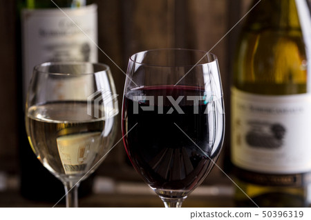 酒吧用時興的紅葡萄酒和白葡萄酒瓶和酒杯在木背景 50396319