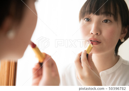 應用唇膏的年輕日本婦女化妝用品秀麗 50396782