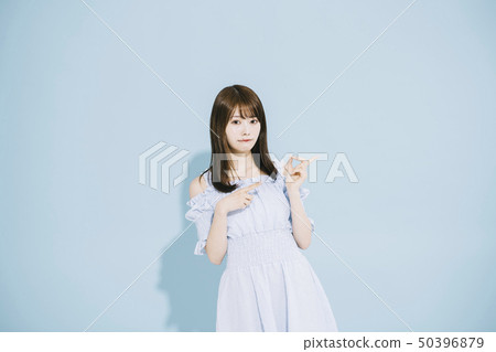 夏天女人擺姿勢 50396879