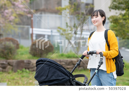 母親和嬰兒出去與嬰兒推車走育兒育兒 50397028