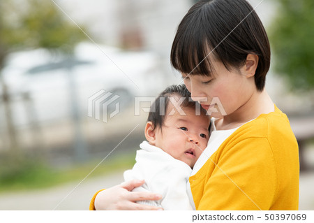 抱著嬰孩日本父母和孩子的一個年輕母親 50397069