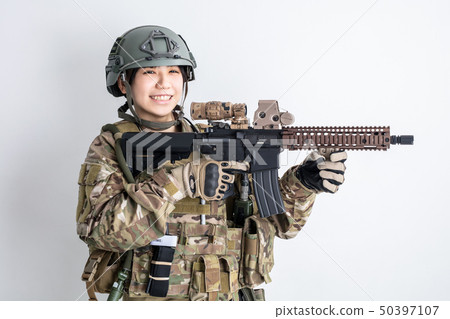 穿著在白色背景的一個涼快的女孩偽裝服裝是與槍的生存比賽 50397107